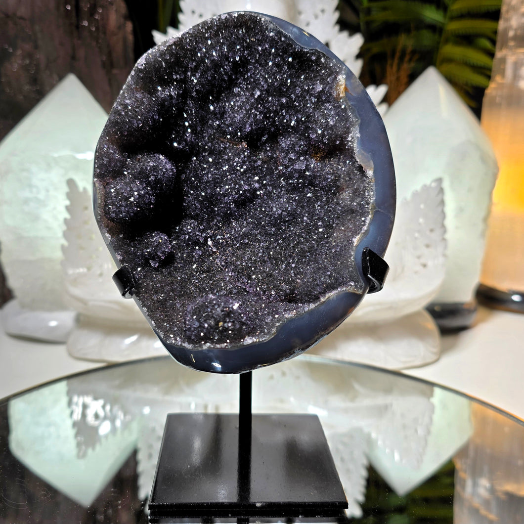 Schwarzer Amethyst mit Prasiolith auf Stand