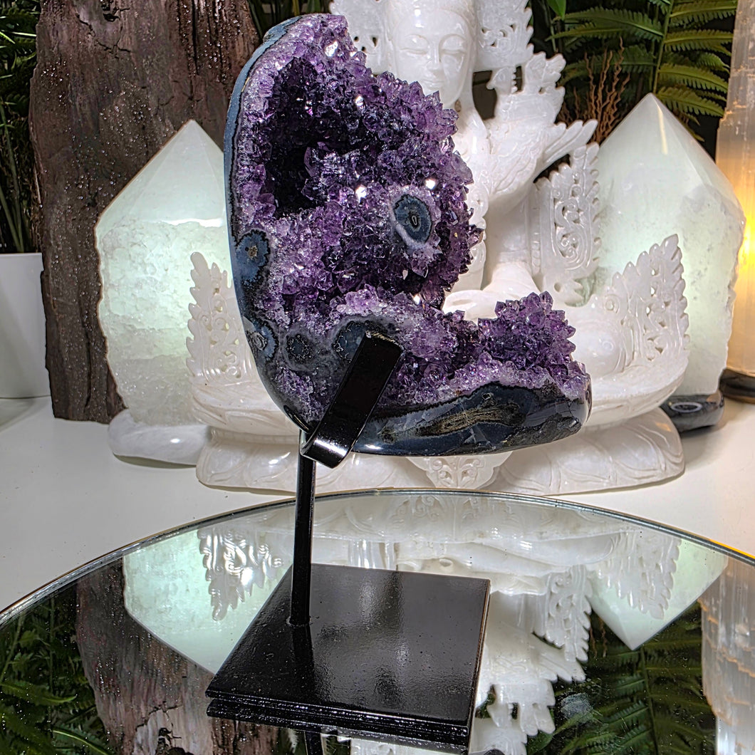 Amethyst mit Stalaktit auf Stand