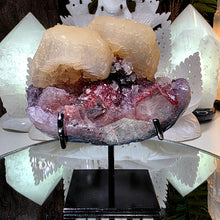 Lade das Bild in den Galerie-Viewer, Amethyst Calcit Cluster auf Stand
