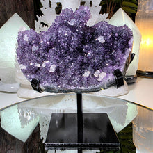 Lade das Bild in den Galerie-Viewer, Amethyst mit Calcit auf Stand
