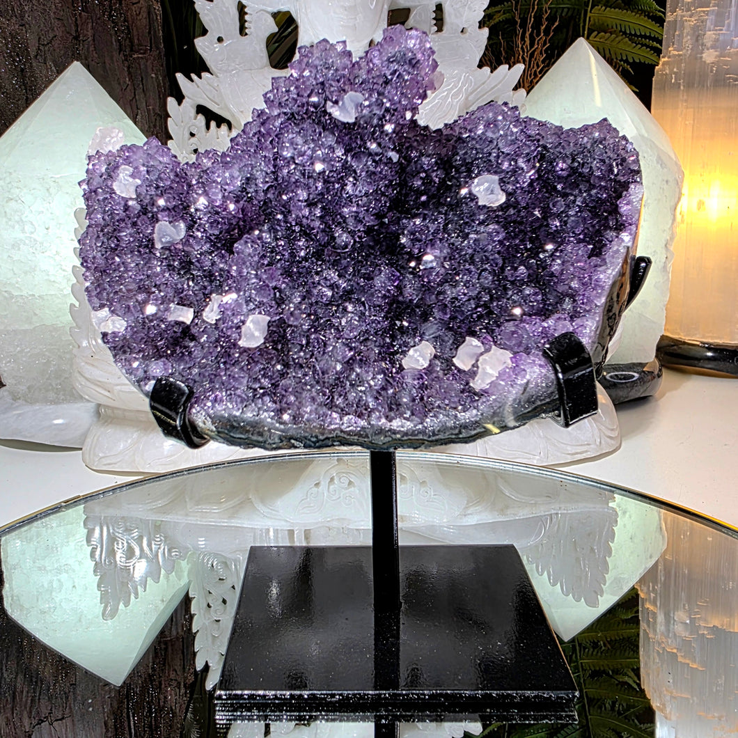 Amethyst mit Calcit auf Stand