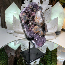 Lade das Bild in den Galerie-Viewer, Amethyst mit Calcit und Hämatit auf Stand
