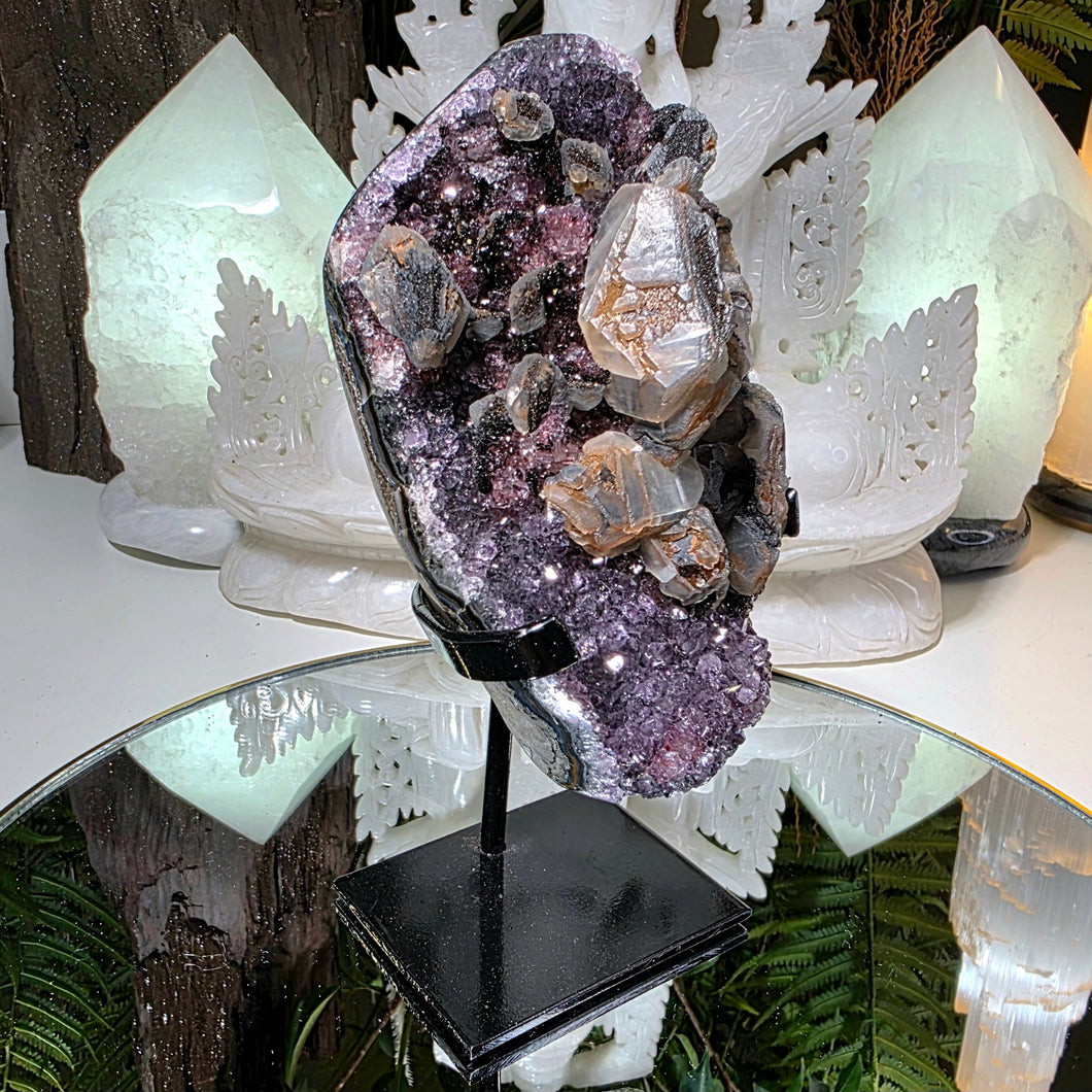 Amethyst mit Calcit und Hämatit auf Stand