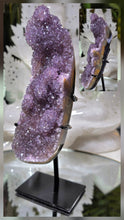 Lade das Bild in den Galerie-Viewer, Amethyst auf Stand
