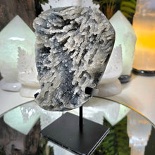 Lade das Bild in den Galerie-Viewer, Prasiolith mit Stalaktit auf Stand
