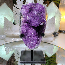 Lade das Bild in den Galerie-Viewer, Amethyst mit Stalaktit auf Stand
