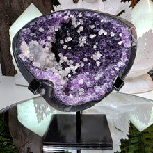 Lade das Bild in den Galerie-Viewer, Amethyst mit Calcit auf Stand
