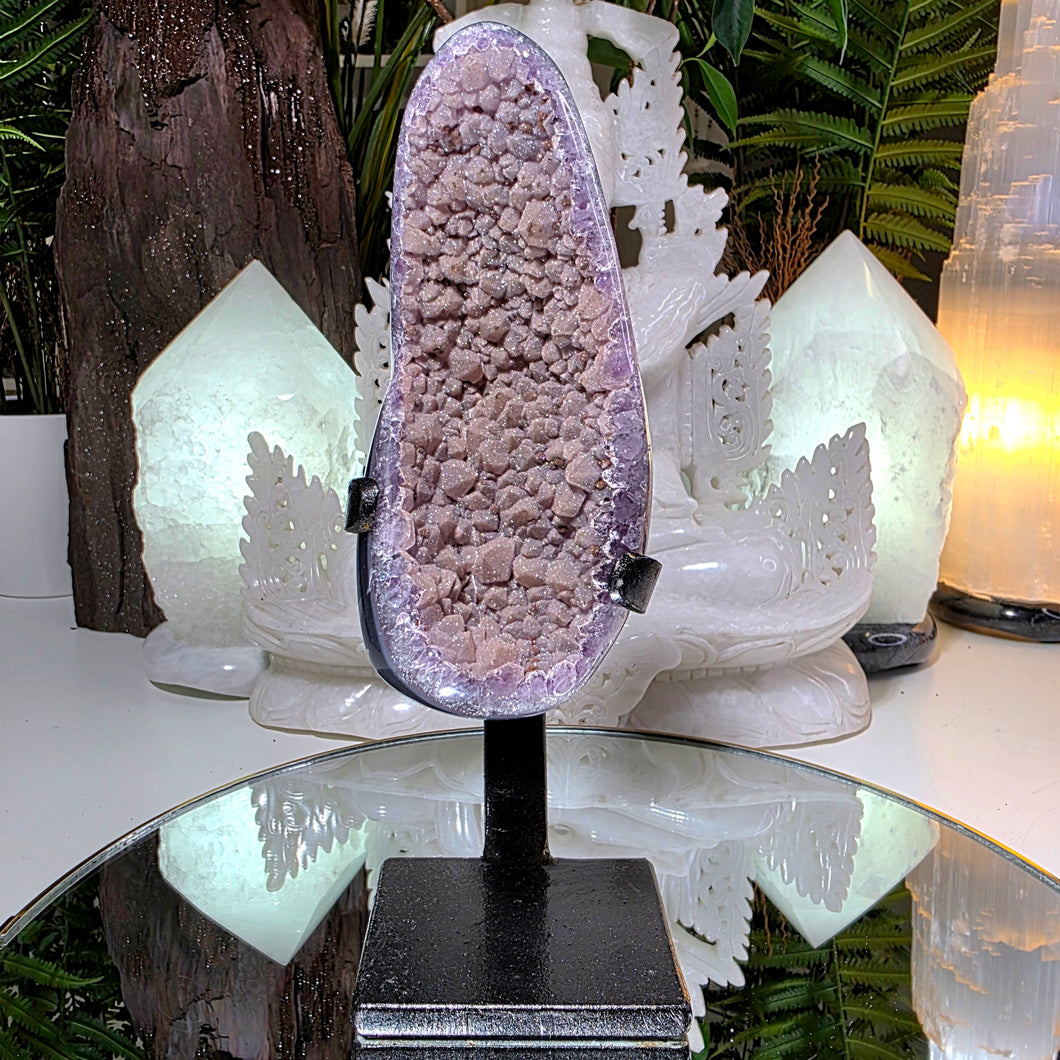 Amethyst mit Zuckerkristallen auf Stand