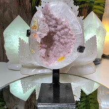 Lade das Bild in den Galerie-Viewer, Regenbogen Amethyst auf Stand
