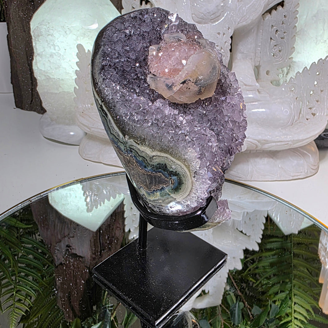 Amethyst mit Calcit auf Stand