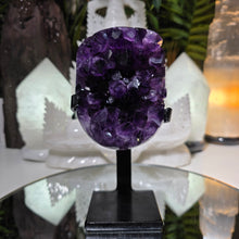 Lade das Bild in den Galerie-Viewer, AAA High Quality Amethyst auf Stand
