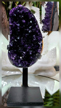 Lade das Bild in den Galerie-Viewer, (AAA) High Quality Amethyst auf Stand
