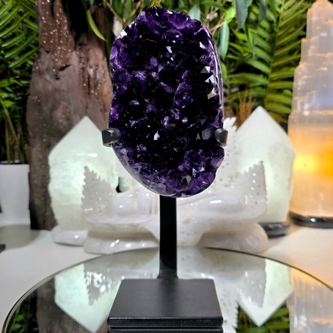 High Quality Amethyst Cluster auf Stand
