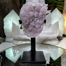Lade das Bild in den Galerie-Viewer, Amethyst mit Zuckerkristallen auf Stand
