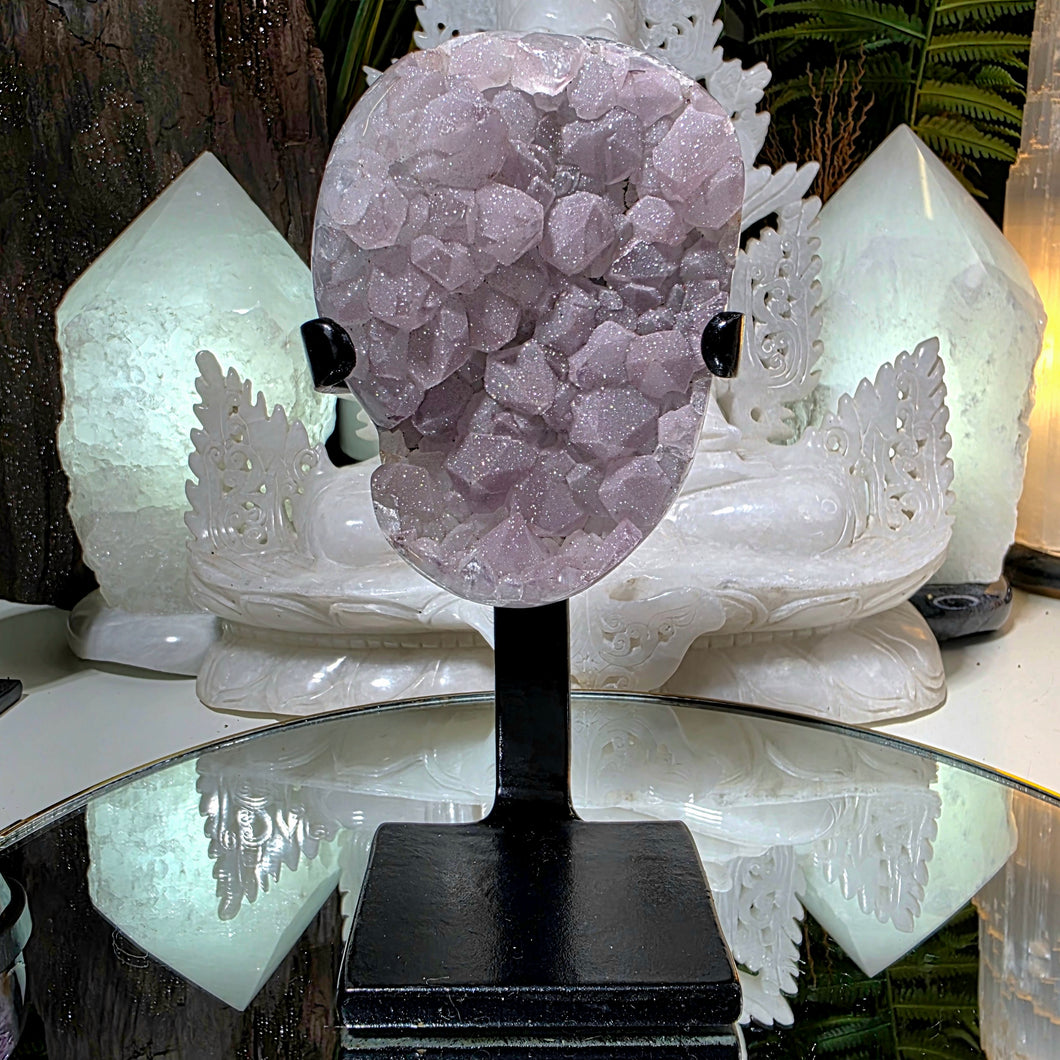 Amethyst mit Zuckerkristallen auf Stand