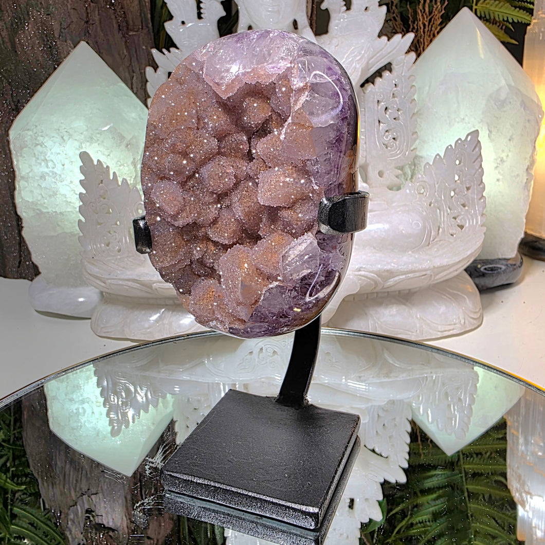 Amethyst mit Zuckerkristallen auf Stand