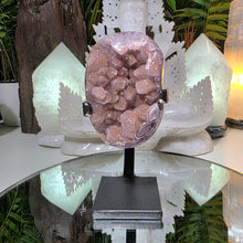 Lade das Bild in den Galerie-Viewer, Amethyst mit Zuckerkristallen auf Stand
