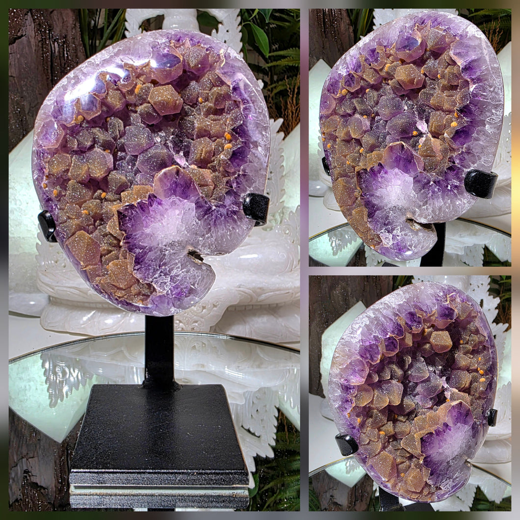 Amethyst mit Goldenen Zuckerkristallen auf Stand