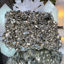 Lade das Bild in den Galerie-Viewer, (AAA) High Qualität Pyrit Cluster

