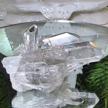 Lade das Bild in den Galerie-Viewer, Bergkristall Stufe mit grauen Lithium Einschlüssen
