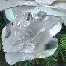 Lade das Bild in den Galerie-Viewer, Bergkristall Stufe mit grauen Lithium Einschlüssen
