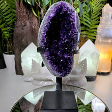 Lade das Bild in den Galerie-Viewer, XL High Quality Amethyst Cluster auf Stand
