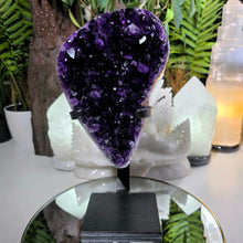 Lade das Bild in den Galerie-Viewer, XL High Quality Amethyst Cluster auf Stand
