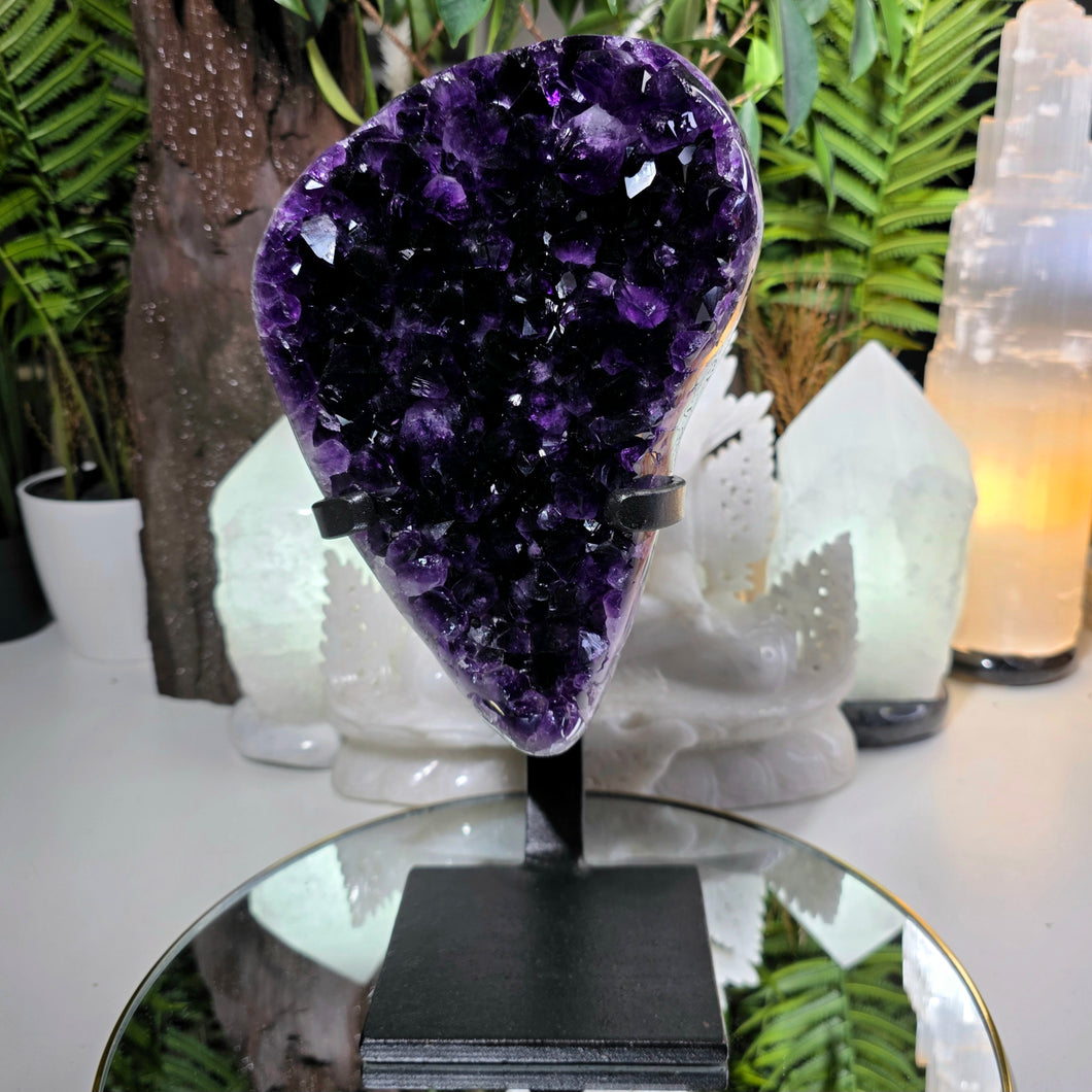 XL High Quality Amethyst Cluster auf Stand