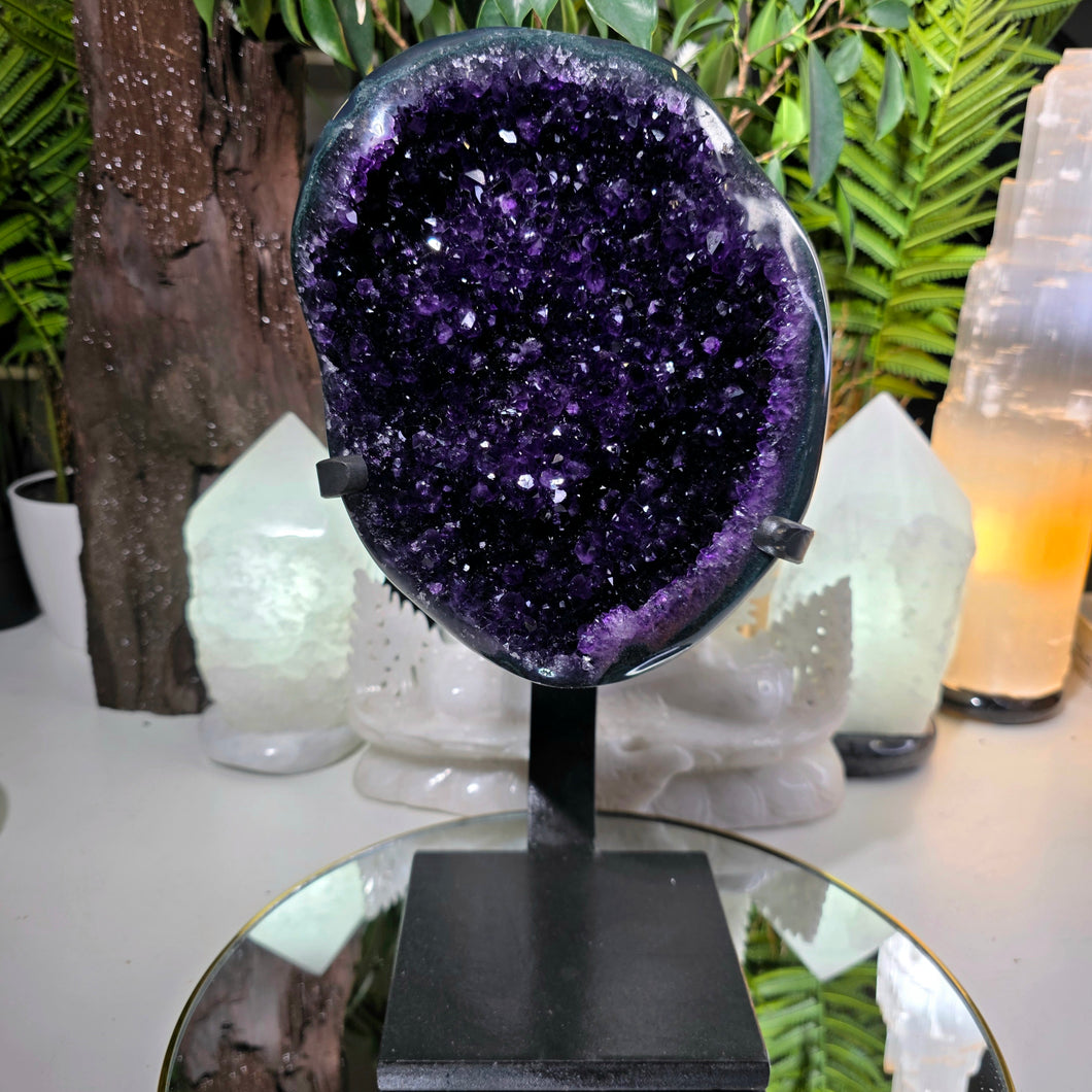 XL High Quality Amethyst Cluster auf Stand