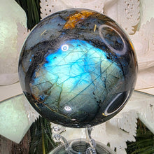 Lade das Bild in den Galerie-Viewer, XL Labradorit Kugel mit Stand
