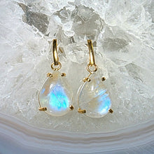 Lade das Bild in den Galerie-Viewer, Ohrringe High Quality Regenbogen Mondstein Gold
