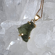 Lade das Bild in den Galerie-Viewer, Kettenanhänger Moldavit Gold
