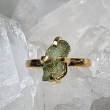 Lade das Bild in den Galerie-Viewer, Ring Moldavit Gold (Ringgr. 50-54)
