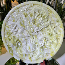 Lade das Bild in den Galerie-Viewer, Serpentin Drachen Carving Scheibe mit Stand
