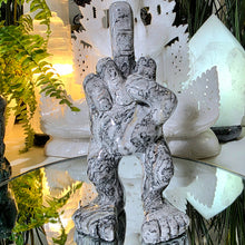 Lade das Bild in den Galerie-Viewer, Mittelfinger Carving
