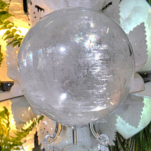 Lade das Bild in den Galerie-Viewer, Calcit Kugel mit Stand
