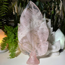 Lade das Bild in den Galerie-Viewer, XL Rosenquarz Blatt Carving
