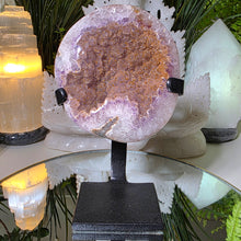 Lade das Bild in den Galerie-Viewer, Amethyst Cluster mit Zuckerkristallen auf Stand
