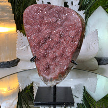 Lade das Bild in den Galerie-Viewer, Regenbogen Amethyst Cluster mit Stand

