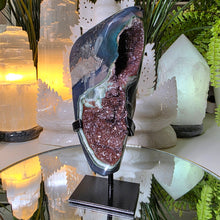 Lade das Bild in den Galerie-Viewer, Regenbogen Amethyst Cluster mit Stand
