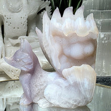 Lade das Bild in den Galerie-Viewer, Achat Druzy Fuchs Carving
