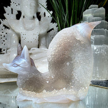 Lade das Bild in den Galerie-Viewer, Achat Druzy Fuchs Carving
