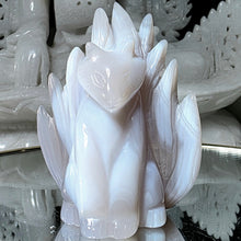 Lade das Bild in den Galerie-Viewer, Achat Druzy Fuchs Carving
