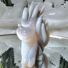 Lade das Bild in den Galerie-Viewer, Achat Druzy Fuchs Carving
