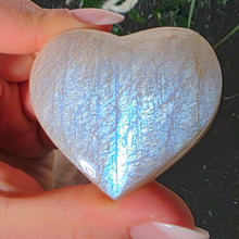 Lade das Bild in den Galerie-Viewer, Mondstein Herz
