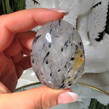 Lade das Bild in den Galerie-Viewer, Turmalinquarz Taschenstein (stärkster Schutzstein)
