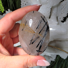 Lade das Bild in den Galerie-Viewer, Turmalinquarz Taschenstein (stärkster Schutzstein)
