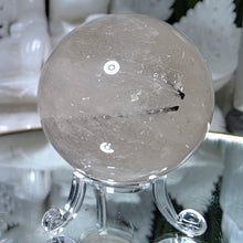 Lade das Bild in den Galerie-Viewer, Turmalinquarz Kugel (stärkster Schutzstein)
