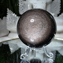 Lade das Bild in den Galerie-Viewer, Obsidian Kugel mit silbernem Flash

