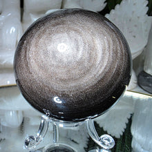 Lade das Bild in den Galerie-Viewer, Obsidian Kugel mit silbernem Flash
